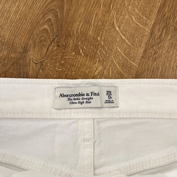 Abercrombie & Fitch Ultra High Rise Ankle Straight Jean in Ripped White | 25 - Picture 5 of 6